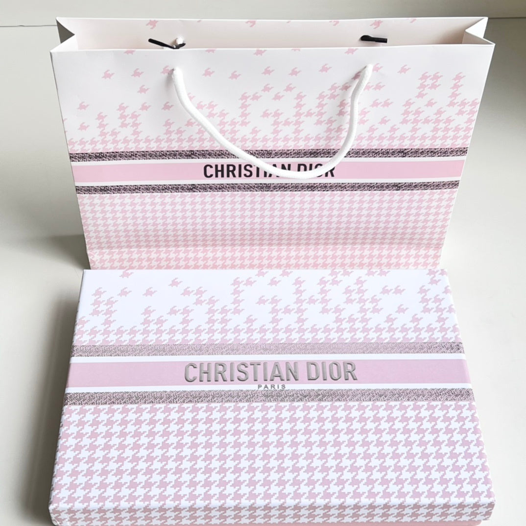 𝐃𝐢𝐨𝐫 𝐌𝐢𝐧𝐢 𝐆𝐢𝐟𝐭 𝐒𝐞𝐭 𝟏𝟔-𝐢𝐧-𝟏